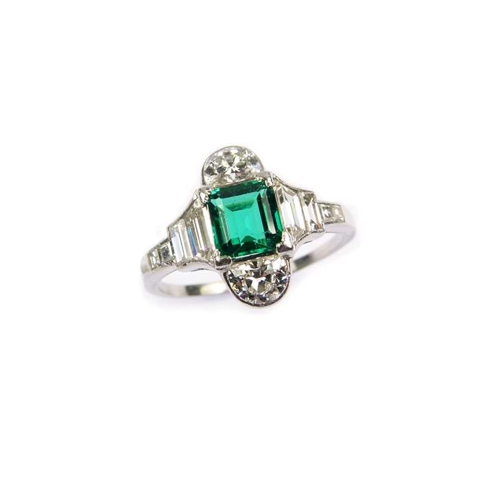 Emerald and diamond geometric cluster ring